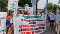 Sindicato Médico Andaluz protesta ante el Parlamento por la "falta de diálogo" con el SAS y prevé nuevas movilizaciones