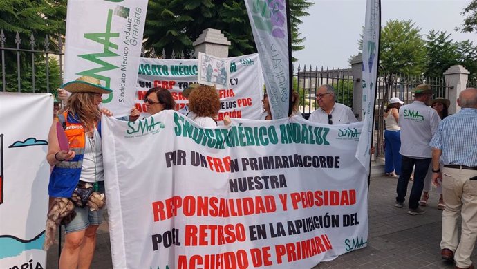 Concentración ante el Parlamento del Sindicato Médico Andaluz para pedir un nuevo diálogo con la Administración