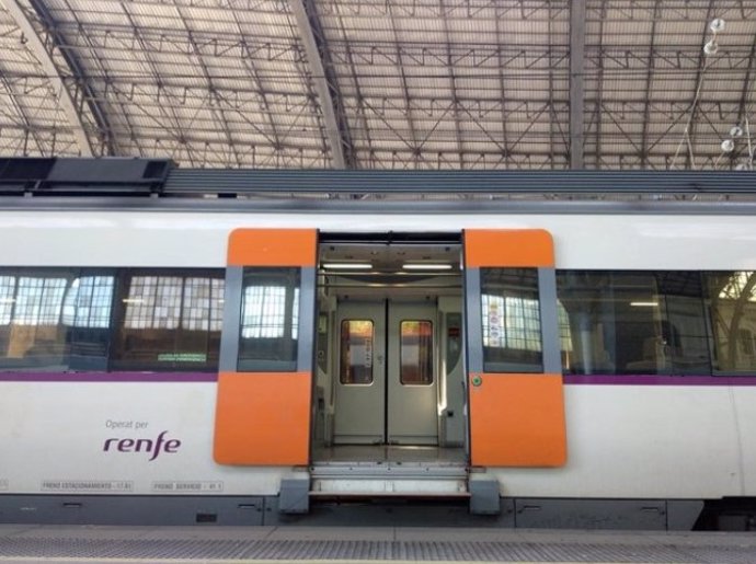 Archivo - Un tren de Renfe en una imatge d'arxiu