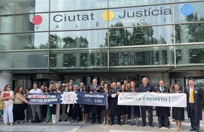 Abogados y procuradores se concentran para exige el fin inmediato de las huelgas en  Justicia