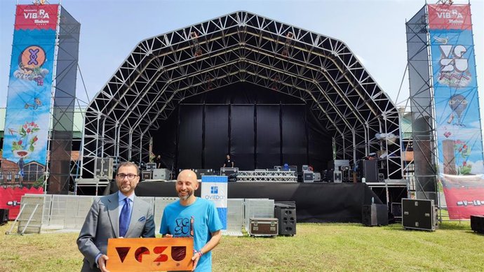 El concejal de Cultura, David Álvarez, presenta VESU junto al organizador del evento, Íñigo Domínguez, en la Fábrica de Armas de La Vega.