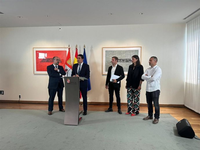 El consejero de Medio Ambiente, Juan Carlos Suárez-Quiñones, en una comparecencia junto al alcalde de Ponferrada, Marco Antonio Morala.