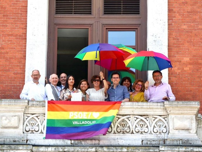 Bandera LGTBI colocada por el Grupo Socialista en el Ayuntamiento de Valladolid, al igual que lo ha hecho VTLP.