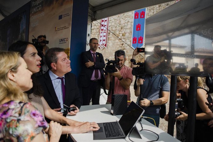 La vicepresidenta primera del Gobierno, Nadia Calviño, y el presidente de C-LM, Emiliano García-Page, en Hita