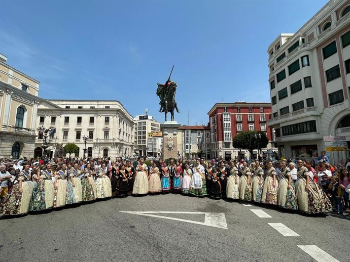 En El Centro, La Alcaldesa De Burgos, Cristina Ayala, Acompañada De Las Cortes De Honor De Burgos, Valencia Y Murcia En Un Homenaje A La Figura Del Cid Campeador