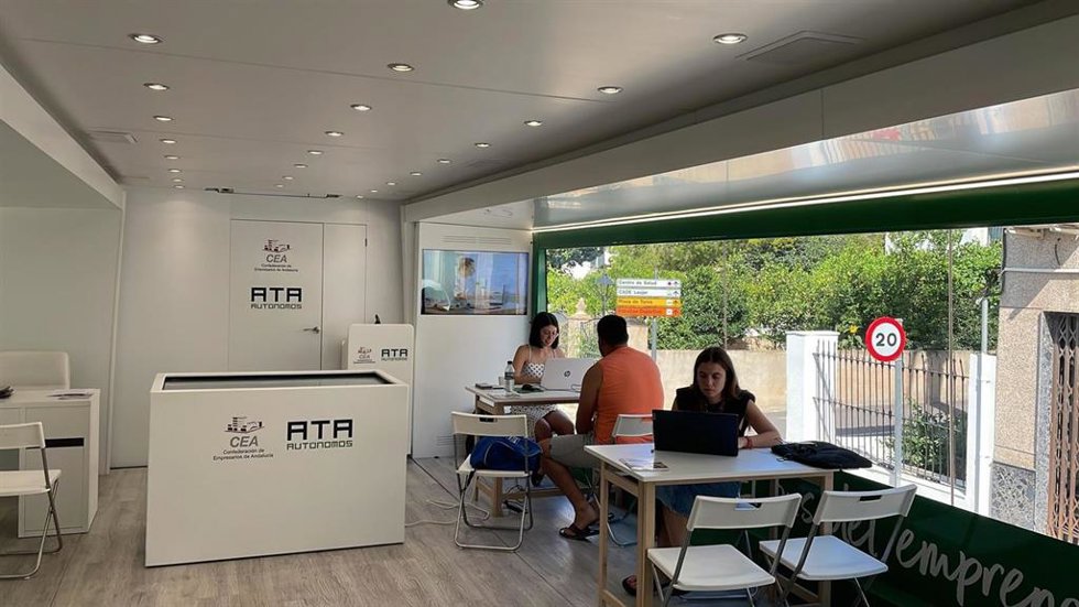 El Autobús del Emprendedor de ATA y CEA cierra su recorrido en Málaga después de visitar 23 localidades andaluzas.