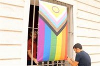 PSPV y Compromís lucen "orgullosos" la bandera LGTBI en las ventanas de  sus despachos de Les Corts