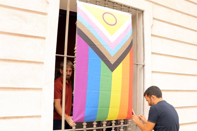 Compromís cuelfa una bandera LGTBI