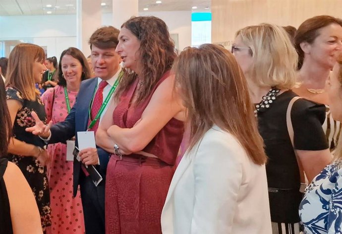 La consejera de Inclusión Social, Loles López, y el presidente de la Plataforma Andaluza de Voluntariado, Armando Rotea, durante la apertura del congreso en Málaga.