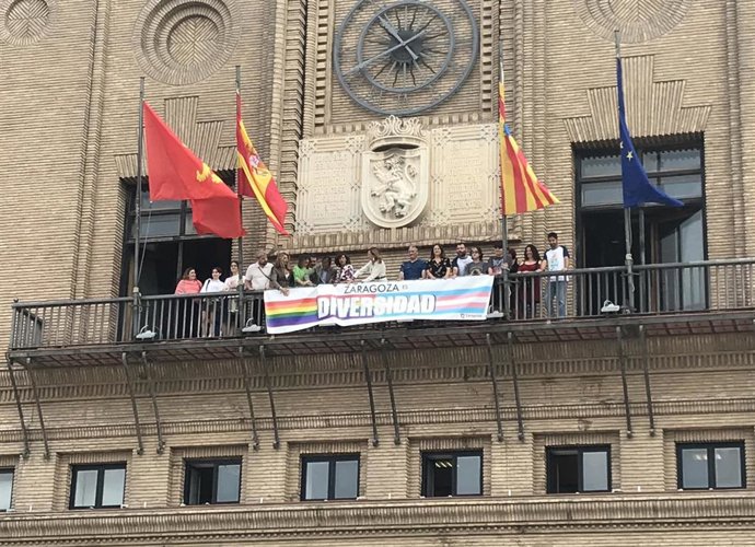 Pancarta con el lema "Zaragoza es diversidad" en el balcón principal del Ayuntamiento con motivo del Día del Orgullo,