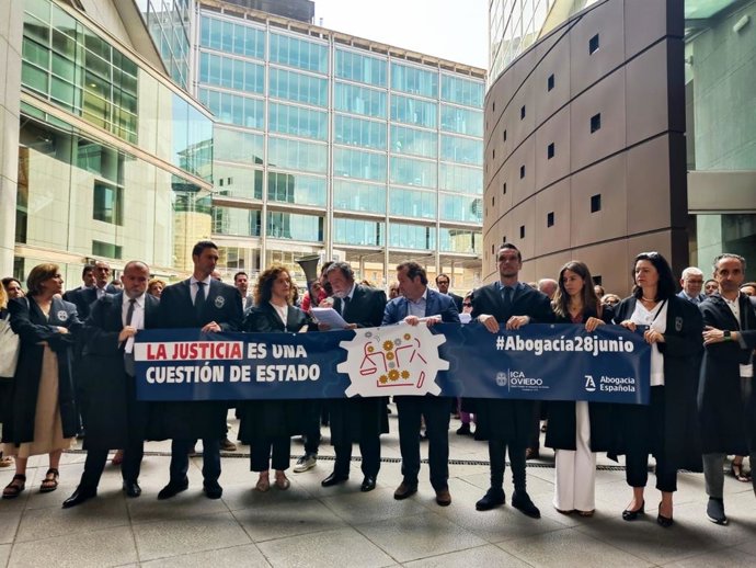 Abogados y procuradores denuncian su "situación límite" y piden que se ponga fin a la huelga.