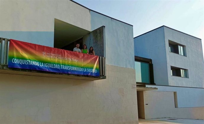 Bezana celebra el Día del Orgullo con una pancarta arcoíris en la fachada del Ayuntamiento