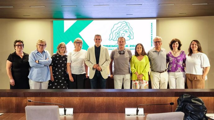 El vicepresidente, Pablo Zuloaga, anuncia, en rueda de prensa, el ganador de los II premios Kathleen López Kilcoyne (KLK)