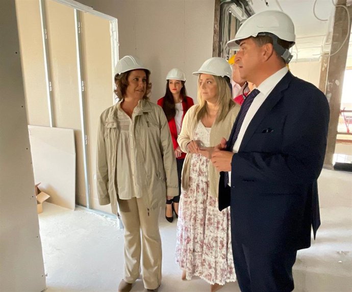 Archivo - La consejera de Salud, Catalina García (1i), en una visita a las obras en el centro de salud.
