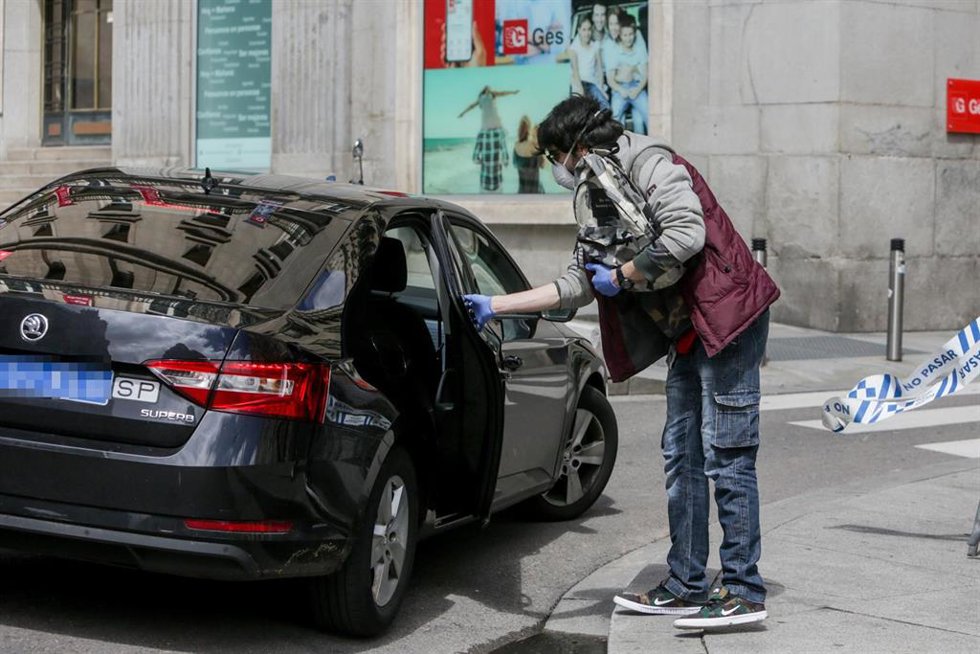 Archivo - Un pasajero sube a un vehículo de transporte con conductor (VTC).