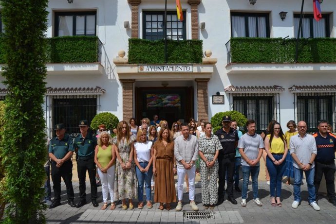Minuto de repulsa al presunto caso de violencia machista en Torrox (Málaga)