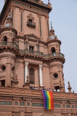 El delegado del Gobierno de España en Andalucía, Pedro Fernández, ha cerrado el acto de lectura del manifiesto institucional con motivo del Día Nacional del Orgullo Lgtbi