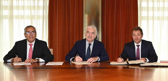De izquierda a derecha: el presidente del ICO, José Carlos García de Quevedo; el consejero delegado de Endesa, José Bogas y el director de operaciones para España y Portugal del BEI, Gilles Badot.