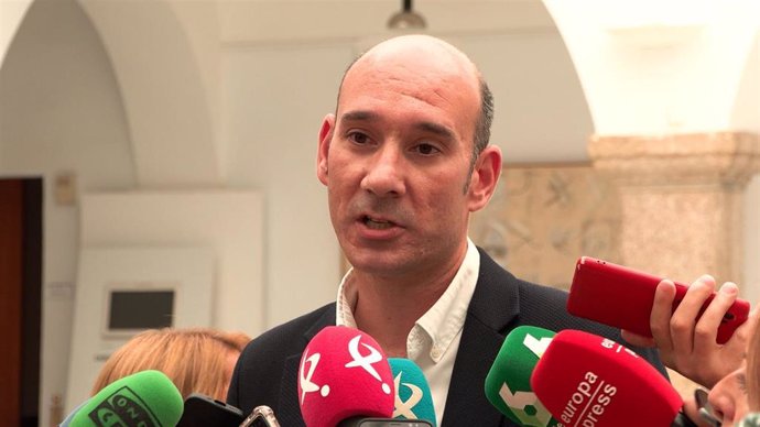 El portavoz del PP de Extremadura, José Ángel Sánchez Juliá, ofrece declaraciones a los medios 