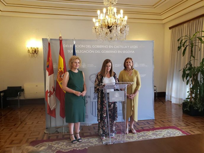 La delegada del Gobierno, Virginia Barcones, con la nueva subdelegada en Segovia, Marian Rueda (dcha) y la subdelegada saliente, Lirio Martín.