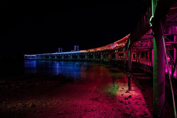 Archivo - El Muelle del Tinto ilumando con los colores arcoíris de la bandera LGTBI+.