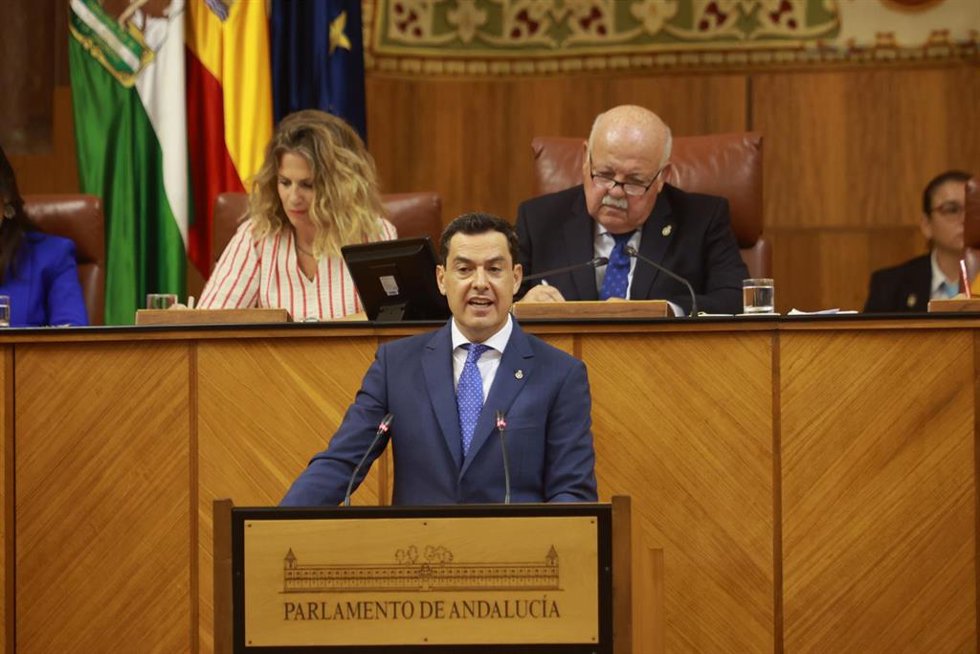 El presidente de la Junta de Andalucía, Juanma Morero, este miércoles durante su comparecencia en el Pleno del Parlamento dentro de un debate sobre la situación política de Andalucía.