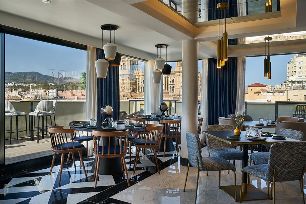 El hotel malagueño Vincci Larios Diez da la bienvenida al verano con su taller de biznagas