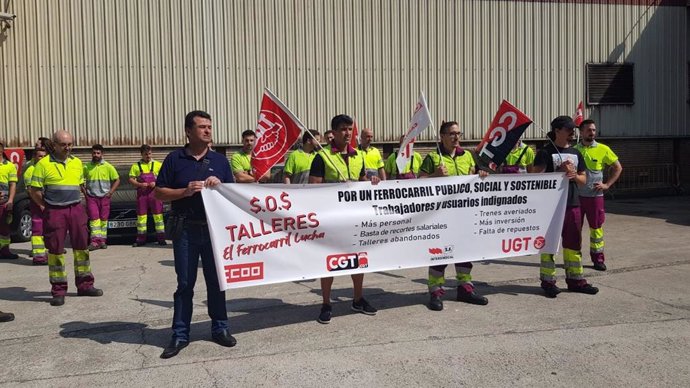 Concentración de protesta de sindicatos de Renfe.