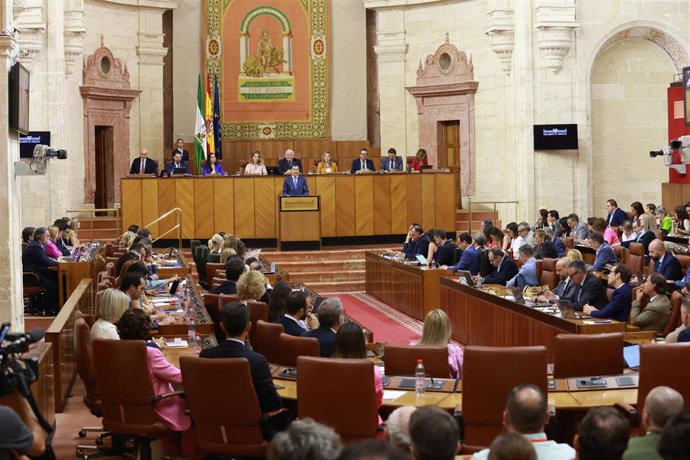 El Presidente de la Junta, Juanma Morero, durante su comparecencia a petición propia en el Pleno del Parlamento en un debate para informar sobre la situación política de Andalucía