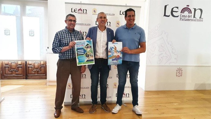 El concejal de Deportes en funciones, Vicente Canuria (en el centro) tras la presentación de las actividades de verano.