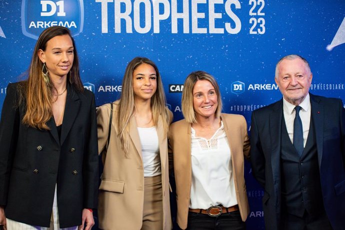 Archivo - Christiane Endler of Olympique Lyonnais, Delphine Cascarino of Olympique Lyonnais, Sonia Bompastor head coach of Olympique Lyonnais and Jean Michel Aulas during the 2023 Arkema D1 trophies ceremony on May 15, 2023 at Pavillon d'Armenonville in P