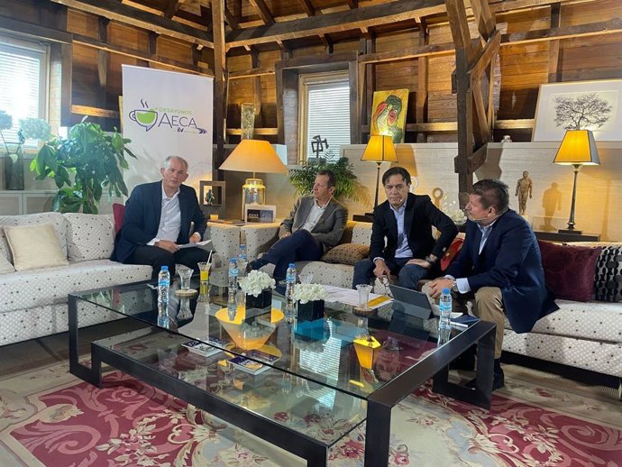 El director generte de Aeca-ITV, Guillermo Magaz (izq), con los periodistas especializados en seguridad vial, Carlos García Hirschfeld, Vicente Herranz y Orestes Serrano.