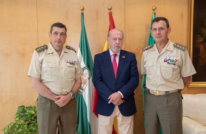 El presidente de la Diputación de Sevilla, Fernando Rodríguez Villalobos, flanqueado por el coronel Ignacio Rosales de Salamanca y el coronel Carlos Echevarría.