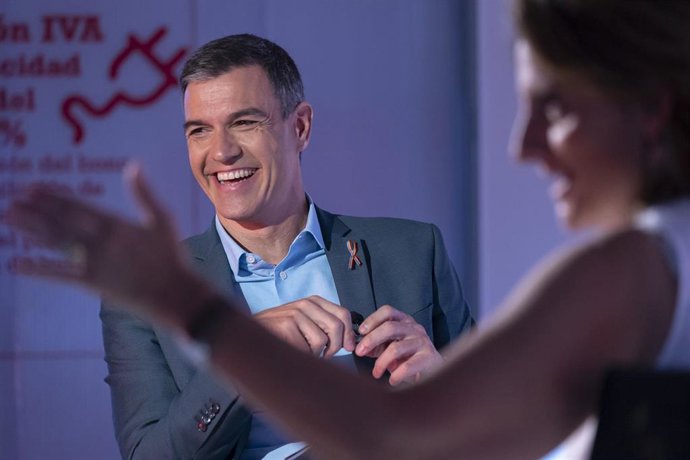 El presidente del Gobierno y secretario general del PSOE, Pedro Sánchez y la vicepresidenta tercera y ministra para la Transición Ecológica y el Reto Demográdfico, teresa, Ribera, en un acto en Ferraz.