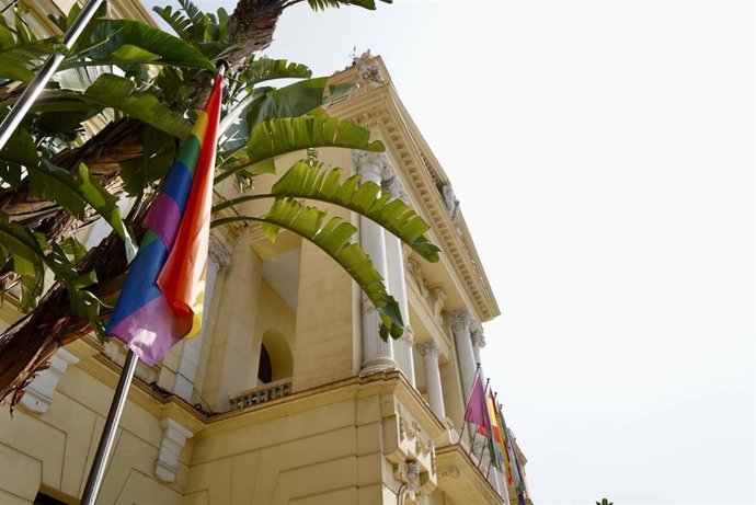 La bandera Lgtbi ondea este miércoles en la puerta del Ayuntamiento de Málaga