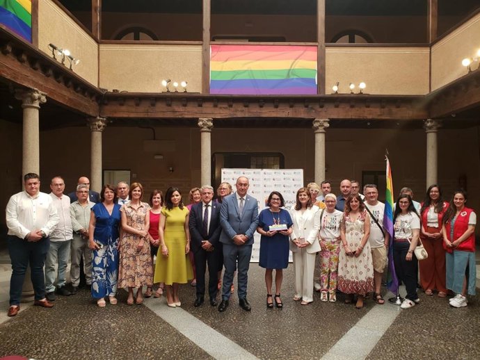 El presidente en funciones, Miguel Ángel de Vicente, con el resto de diputados salientes, la   poetisa María García Zambrano y personal del Área de Igualdad, Género y Diversidad.