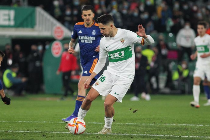 Archivo - Fidel Chaves de la Torre of Elche in action during Copa del Rey football match played between Elche CF and Real Madrid at Martinez Valero stadium on January 20, 2022, in Elche, Alicante, Spain.