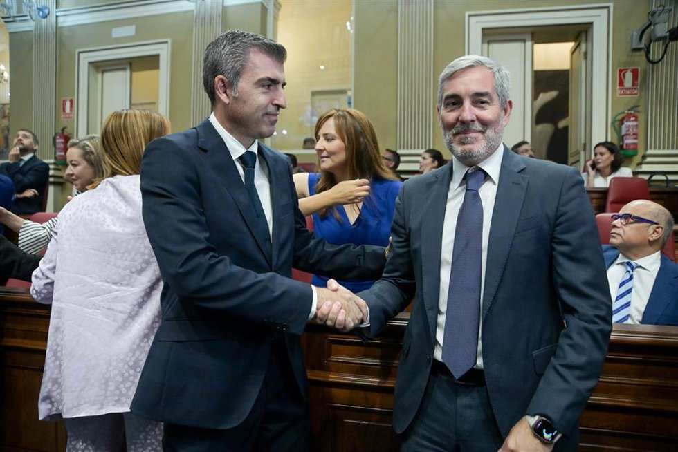 El secretario general de Coalición Canaria, Fernando Clavijo (d), y el presidente del PP de Canarias, Manuel Domínguez (i),  durante la constitución de la XI Legislatura del Parlamento de Canarias
