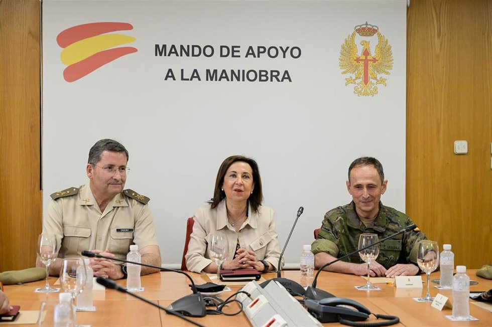 La ministra de Defensa, Margarita Robles, durante su visita al Cuartel General del Mando de Apoyo a la Maniobra (CGMAN) en A Coruña