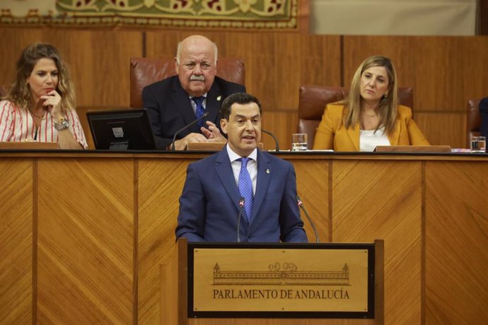 El Presidente de la Junta, Juanma Morero, durante su comparecencia a petición propia en el Pleno del Parlamento en un debate para informar sobre la situación política de Andalucía que se desarrollará en sesión de mañana y tarde a 28 de junio del 2023 en