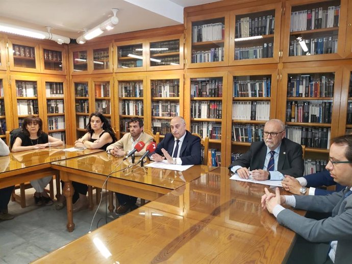 El decano del Colegio de Abogados de Segovia, Emilio Fuentetaja,  con compañeros de la Junta de Gobierno del Colegio