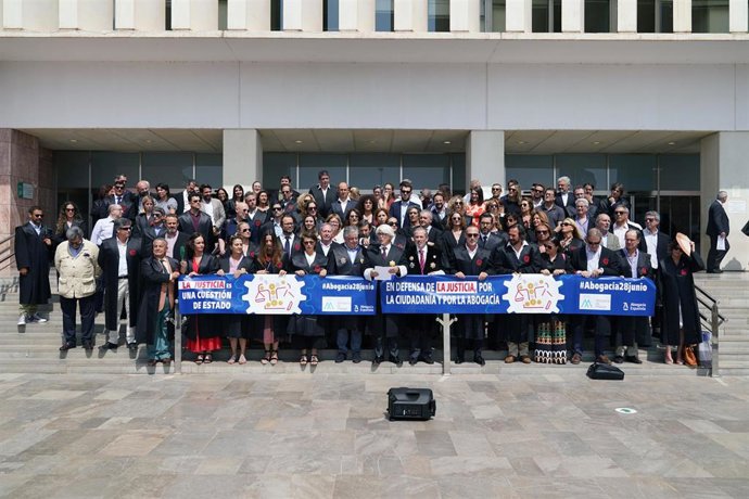 Concentración en las puertas de la Ciudad de la Justicia de Málaga por parte de la abogacía malagueña y procuradores, donde se  manifiestan en defensa de la Justicia.