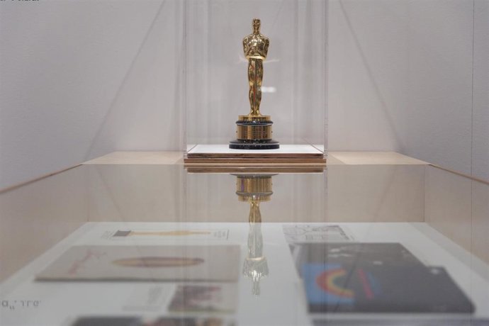 Premio Óscar expuesto durante la presentación de la exposición GarciCine, en el centro de exposiciones Conde Duque.