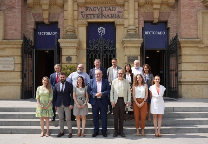 El ministro (tercero por la derecha en la parte baja) junto al equipo de gobierno de la UCO.