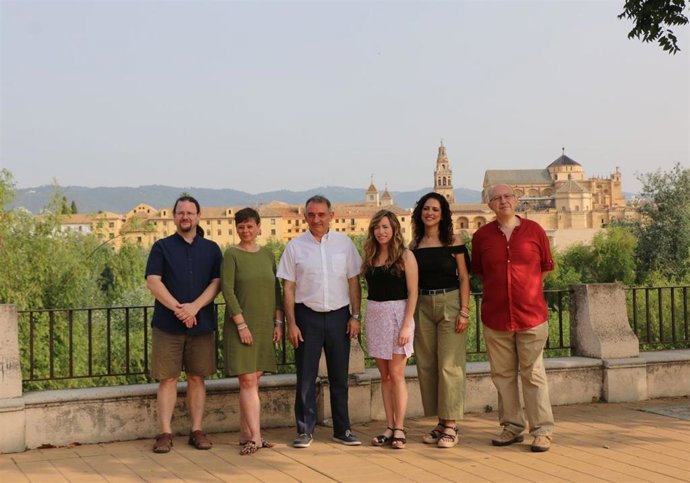 Santiago (3 izda.) con el resto de candidatos de Sumar por Córdoba al Congreso de los Diputados.