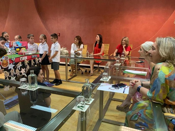 La consejera Patricia del Pozo ha recibido a escolares del CDP Sagrada Familia Carmelita de Sevilla.