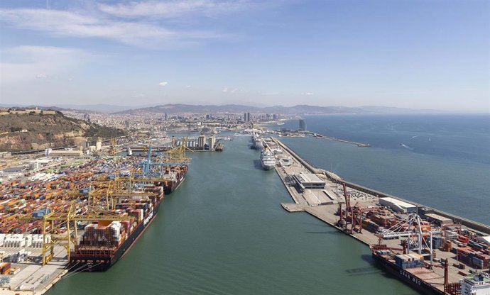Vista del muelle Adossat del Puerto de Barcelona.