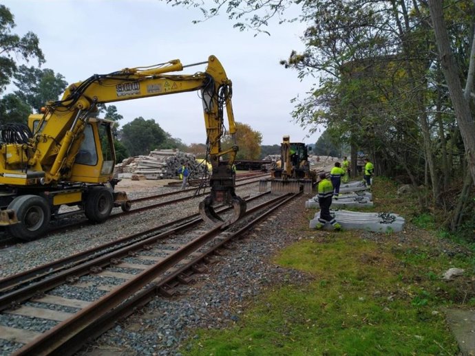 Cambio de traviesas en líneas ferroviarias por parte de Adif.