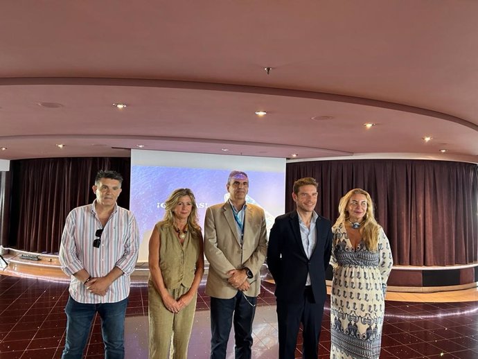 Imagen de representantes de MSC Cruceros y del Ayuntamiento de Alicante.