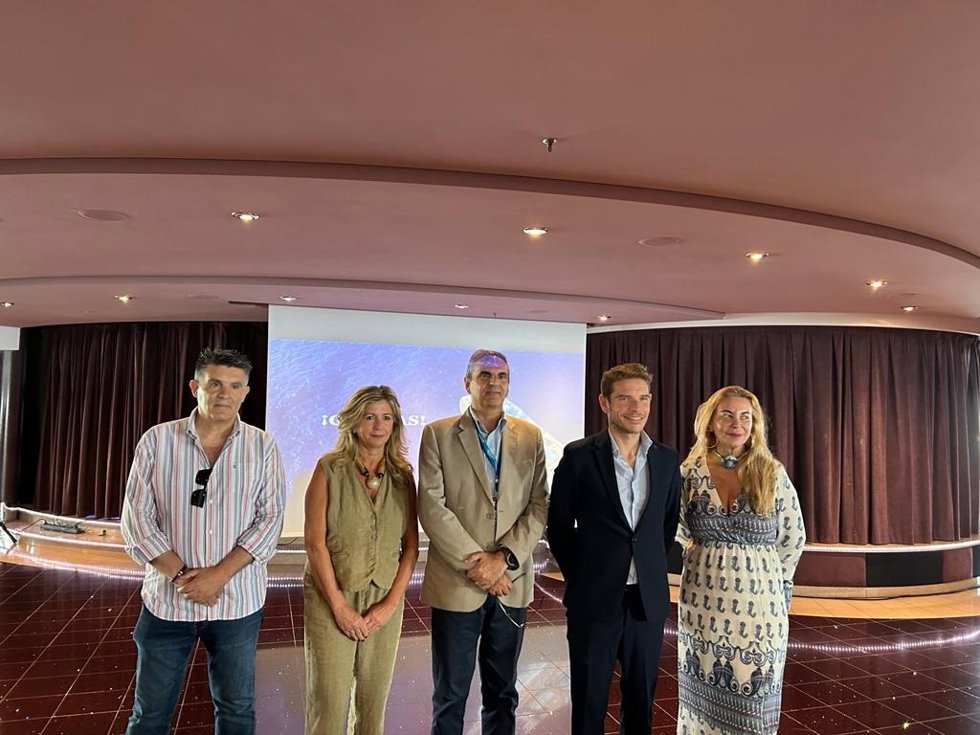 Imagen de representantes de MSC Cruceros y del Ayuntamiento de Alicante.